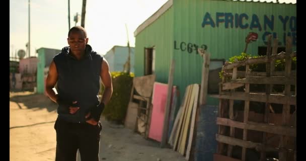 Vista Frontal Joven Boxeador Afroamericano Haciendo Ejercicio Cerca Playa Bajo — Vídeo de stock