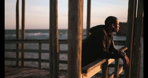 Sidovy Unga Afroamerikanska Manliga Jogger Står Piren Vid Stranden Solskenet — Stockvideo