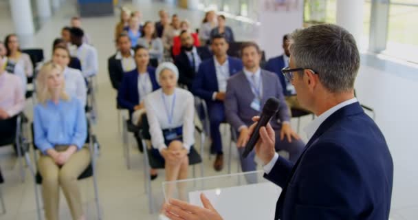 Seitenansicht Eines Kaukasischen Männlichen Sprechers Der Einem Business Seminar Ein — Stockvideo