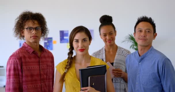 Retrato Jovens Colegas Negócios Multiétnicos Felizes Que Estão Juntos Escritório — Vídeo de Stock