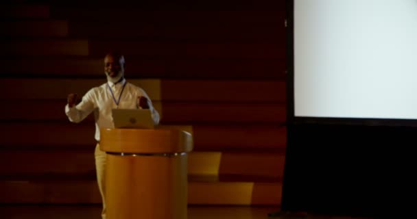 Μπροστινή Άποψη Του Ζευγάρι Αφρικανικός Αμερικανός Επιχειρηματίας Μιλώντας Στο Βάθρο — Αρχείο Βίντεο