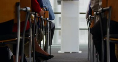 Konuşma ve iş Semineri 4 k podyumda ayakta Asya bir erkek hoparlör önden görünümü