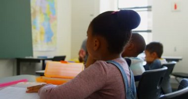 Okulda sınıfta alkışlanan öğrencilerin çeşitli grubun yan görünümü. Erkek Öğretmen ona 4k bakıyor