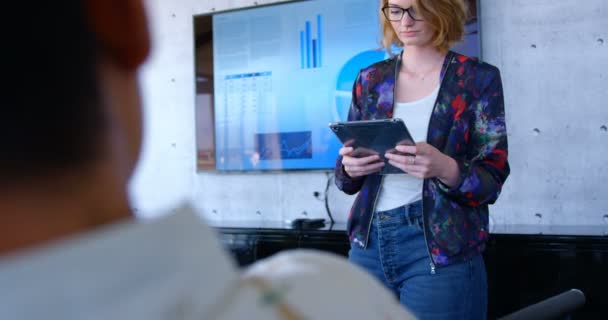 Vorderseite Der Hübschen Kaukasischen Geschäftsfrau Mit Digitalem Tablet Modernen Büro — Stockvideo