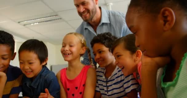 Yetişkin Beyaz Erkek Öğretmen Okulda Sınıfta Dizüstü Çocuk Öğretim Düşük — Stok video