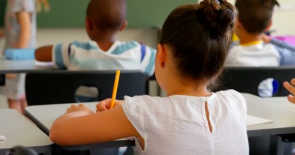 Vista Trasera Los Niños Escuela Aplaudiendo Colegiala Frente Clase Aula — Vídeos de Stock