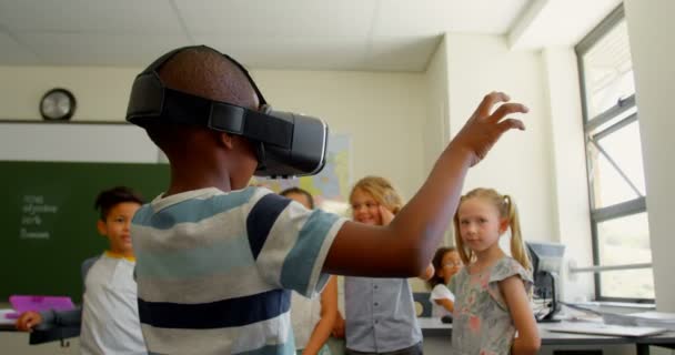 Vista Trasera Colegial Afroamericano Usando Auriculares Realidad Virtual Aula Escuela — Vídeos de Stock