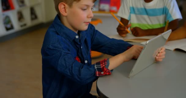 Vista Lateral Estudante Caucasiano Usando Tablet Digital Biblioteca Escola Crianças — Vídeo de Stock