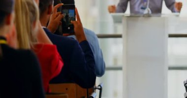 Çok etnik iş adamları bir genç erkek hoparlör iş Semineri 4 k podyumda ayakta alkış