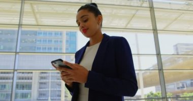 Cep telefonu kullanma office 4 k güzel bir karma yarış işkadını düşük açılı görünümü
