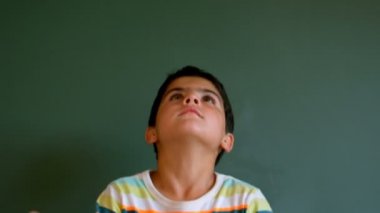 Sevimli beyaz öğrenci sınıfta yeşil ışık yanmadı karşı Futbol oynamaktan önden görünümü. Futbol 4 k atıyor