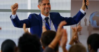 İş Semineri 4 k halk tarafından alkış olurken başarısını kutluyor Kafkas işadamı Önden Görünüm