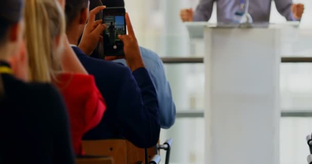 Çok Etnik Adamları Bir Genç Erkek Hoparlör Semineri Podyumda Ayakta — Stok video