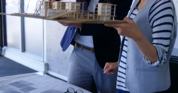 Modern Ofiste Fabrika Modeli Üzerinde Tartışan Kafkas Adamlarının Görünümü Fabrika — Stok video