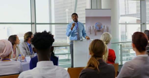ビジネス セミナー で公共に話すアフリカ系アメリカ人男性のスピーカーの正面図 — ストック動画