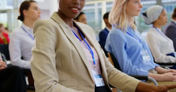 Vista Lateral Una Joven Mujer Negocios Afroamericana Que Asiste Seminario — Vídeos de Stock