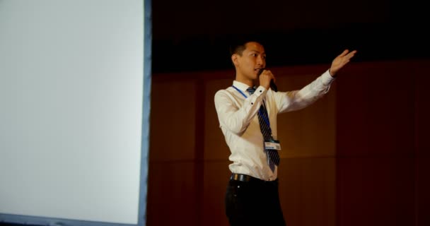 Vista Frontal Handosme Joven Empresario Asiático Hablando Seminario Negocios Auditorio — Vídeos de Stock