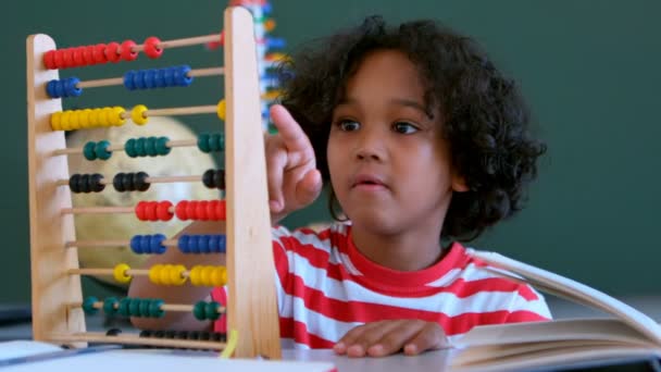 Framifrån Afrikanska Amerikanska Skolpojke Matematik Med Abacus Skrivbord Ett Klassrum — Stockvideo