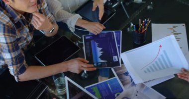 Modern ofis tablosunda çalışan çeşitli şirket yöneticileri yüksek açı bakış. Grafik üzerinde 4 k görüşüyorlar
