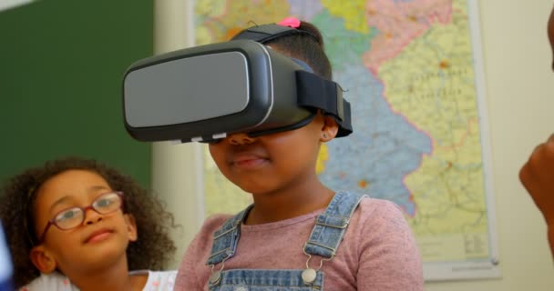 Μπροστινή Όψη Της Αφρικανικής Αμερικανικής Μαθήτρια Χρησιμοποιώντας Ακουστικά Εικονικής Πραγματικότητας — Αρχείο Βίντεο