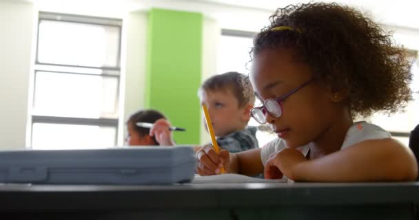 Zijaanzicht Van Afro Amerikaanse School Meisje Studeren Aan Balie Klas — Stockvideo