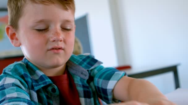 Vue Face Écolier Caucasien Aveugle Lisant Livre Braille Bureau Classe — Video