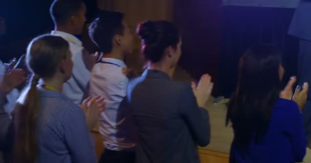 在礼堂的讲台上 一群不同的商人在领奖台上鼓掌 他们面带微笑 快乐4K — 图库视频影像