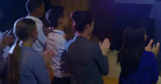 Vooraanzicht Van Groep Van Uiteenlopende Zakelijke Mensen Applaudisseren Podium Het — Stockvideo