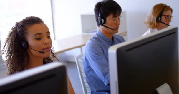 Vista Lateral Jóvenes Ejecutivos Multiétnicos Ventas Clientes Que Hablan Auriculares — Vídeo de stock