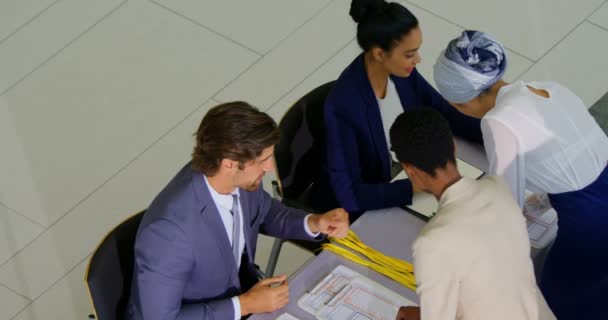 Vista Ángulo Alto Gente Negocios Haciendo Cola Antes Registrarse Mesa — Vídeo de stock