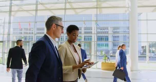 Zijaanzicht Van Multi Etnische Zakelijke Mensen Bespreken Een Digitaal Tablet — Stockvideo