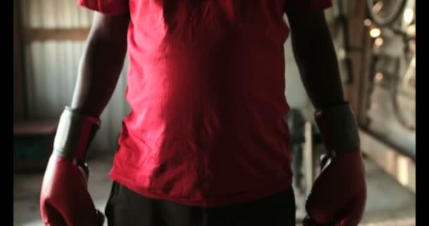 Фронтальний Вид Літні Чоловіки Афро Американських Стоячи Формування Кулак Рука — стокове відео