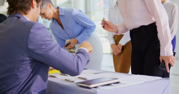 Vue Latérale Des Hommes Affaires Faisant Queue Avant Enregistrement Table — Video