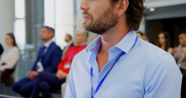 Vista Frontal Hombre Negocios Caucásico Sonriendo Cámara Mientras Sienta Con — Vídeos de Stock