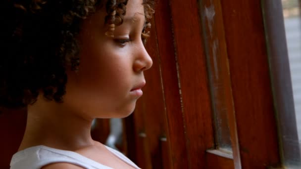 Seitenansicht Eines Nachdenklichen Afrikanisch Amerikanischen Schuljungen Der Fenster Basketballfeld Steht — Stockvideo