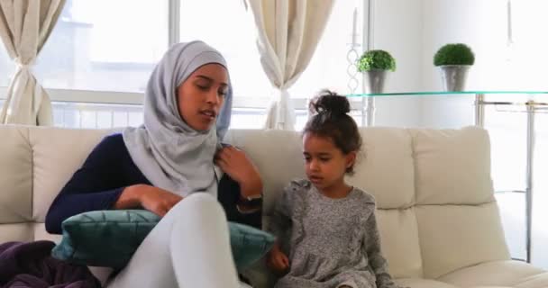 Pandangan Depan Seorang Ibu Muda Asia Mengenakan Jilbab Dan Menunjukkan — Stok Video