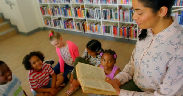 Vista Lateral Maestra Asiática Enseñando Escolares Biblioteca Escuela Colegiales Escuchando — Vídeo de stock