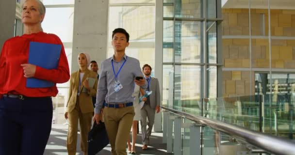 一群多民族商人在走廊上散步 参加4K 办公楼的商务研讨会 — 图库视频影像