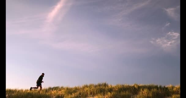 Widok Boku Młodych African American Runner Męskie Jogging Plaży Promieniach — Wideo stockowe