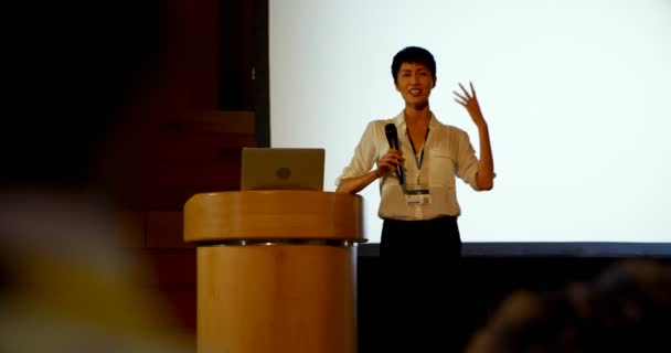 Konferans Salonu Seminerde Konuşan Güzel Genç Asya Kadını Önden Görünümü — Stok video