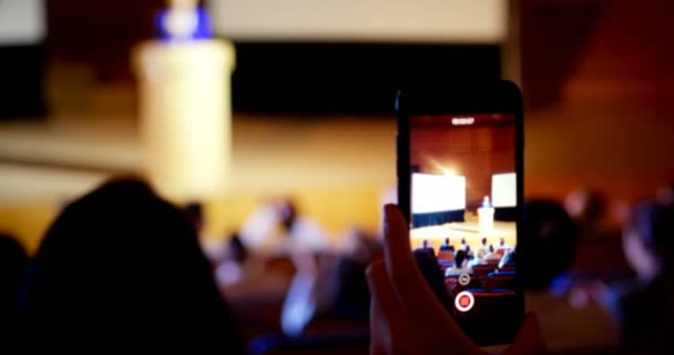 Close Van Zakenvrouw Hoorcollege Opname Tijdens Zakelijke Seminar Auditorium Met — Stockvideo