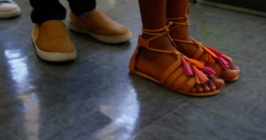 Okulda bir sınıfta duran çok etnik okul çocuklarının düşük bölümü. Onlar satır 4k duruyor