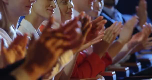 Zijaanzicht Van Groep Van Uiteenlopende Zakelijke Mensen Applaudisseren Zittend Zitplaatsen — Stockvideo