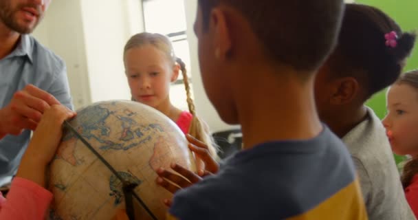 Vooraanzicht Van Volwassen Kaukasische Mannelijke Leraar Onderwijs Zijn Kinderen Globe — Stockvideo