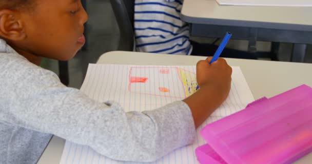 Portret Van Happy African American Schoolmeisje Studeren Aan Balie Een — Stockvideo