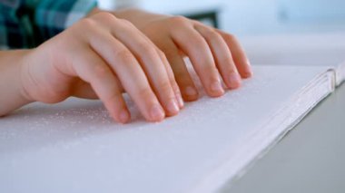 Okulda sınıfta masasında braille kitap okuma kör beyaz öğrenci el yakın çekim. O dokunaklı ve 4 k duygu