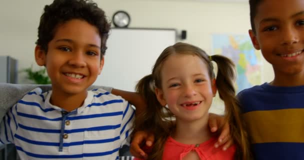 Portret Van Gelukkige Multi Etnische Schoolkinderen Met Arm Rond Staande — Stockvideo