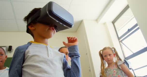 Vue Angle Bas Écolier Métis Utilisant Casque Réalité Virtuelle Classe — Video