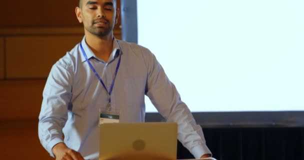 Vooraanzicht Van Jonge Gemengde Race Mannelijke Speaker Met Laptop Spreken — Stockvideo