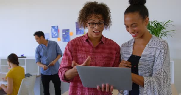 Önden Görünüm Mutlu Karışık Irk Arkadaşları Modern Ofis Içinde Laptop — Stok video
